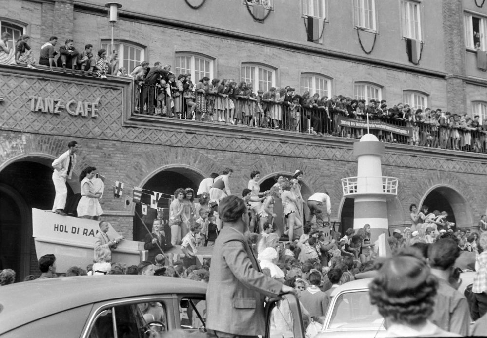 GDR picture archive: Rostock - Participants VI. Parlament der FDJ on the streets of the city center on street Lange Strasse in the district Mitte in Rostock, Mecklenburg-Western Pomerania on the territory of the former GDR, German Democratic Republic