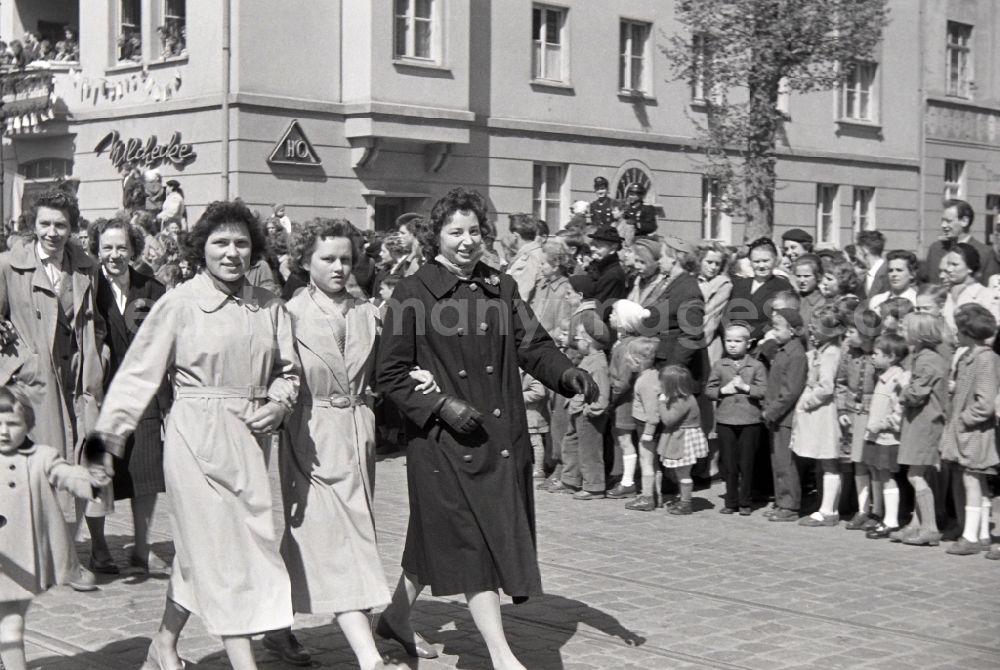 GDR image archive: Halberstadt - Participants des Umzuges on the struggle and celebration day of the working people on May 1st on the streets of the city center in Halberstadt in the state Saxony-Anhalt on the territory of the former GDR, German Democratic Republic