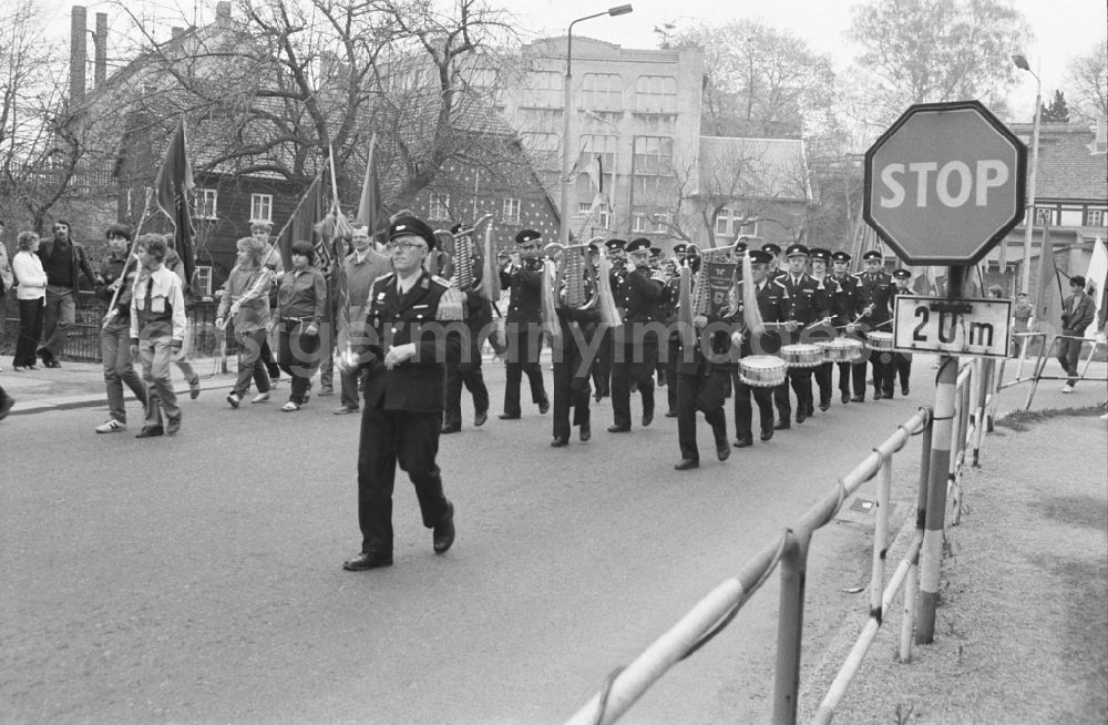 GDR image archive: Ebersbach - Participants of the May Day event with flags in Ebersbach in GDR
