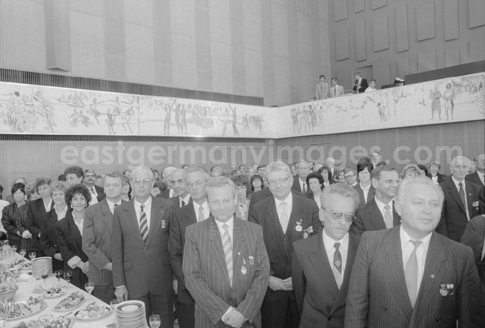 GDR picture archive: Berlin - Participants in the Day of the Teacher event in the House of the State Council in Berlin East Berlin on the territory of the former GDR, German Democratic Republic