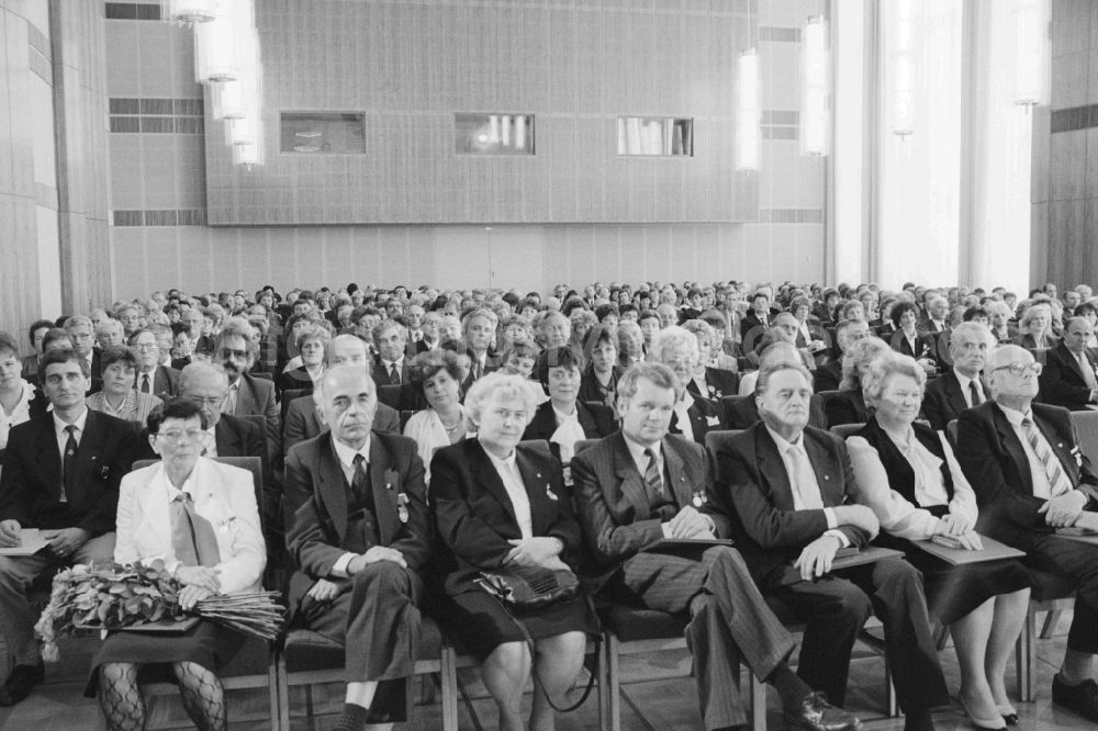 GDR image archive: Berlin - Participants in the Day of the Teacher event in the House of the State Council in Berlin East Berlin on the territory of the former GDR, German Democratic Republic