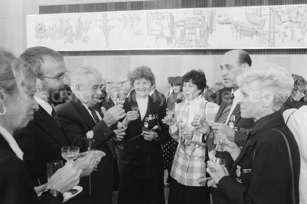GDR picture archive: Berlin - Participants in the Day of the Teacher event in the House of the State Council in Berlin East Berlin on the territory of the former GDR, German Democratic Republic