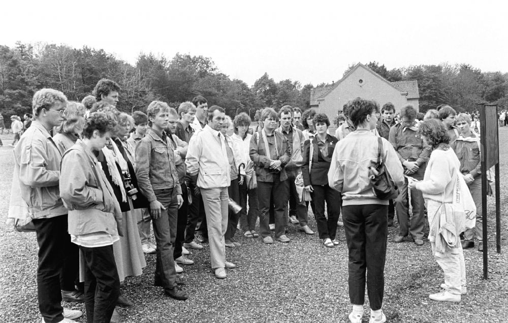 GDR image archive: Buchenwald - Delegation participants of the event VII. Festival of Friendship of the FDJ at the national memorial site of the former KL concentration camp in Buchenwald in the state of Thuringia on the territory of the former GDR, German Democratic Republic