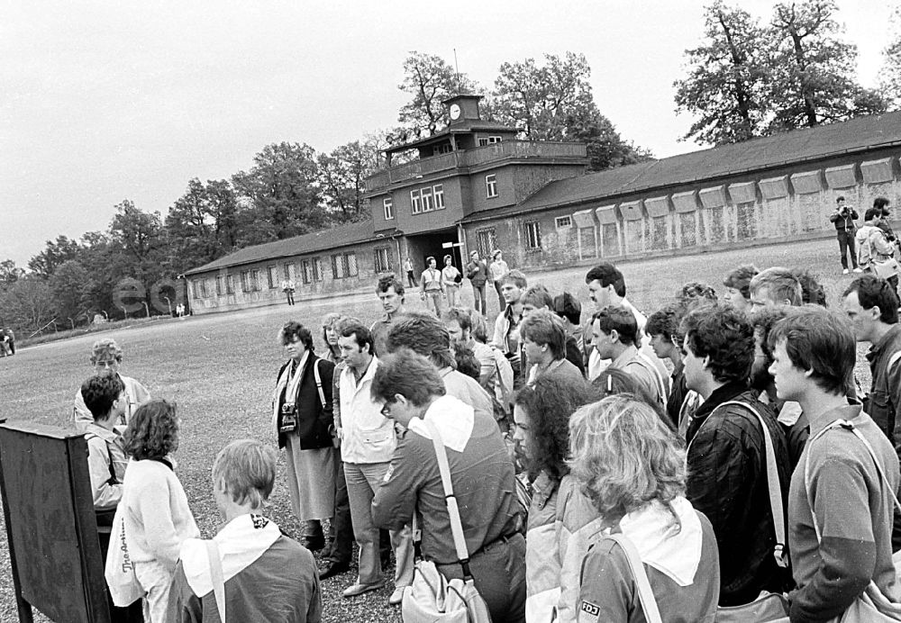 GDR picture archive: Buchenwald - Delegation participants of the event VII. Festival of Friendship of the FDJ at the national memorial site of the former KL concentration camp in Buchenwald in the state of Thuringia on the territory of the former GDR, German Democratic Republic