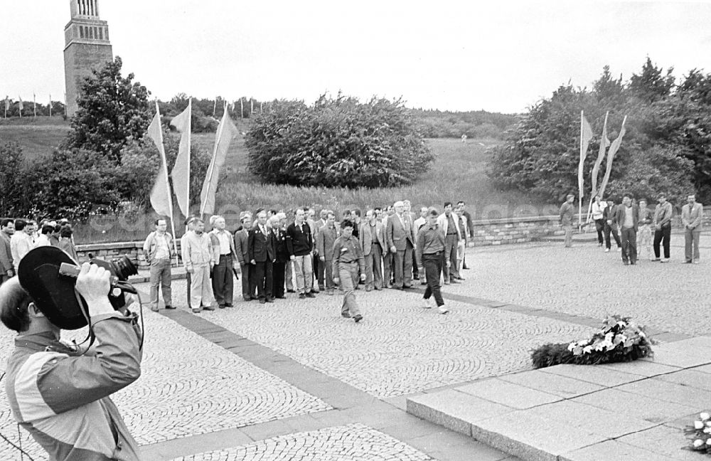 Buchenwald: Delegation participants of the event VII. Festival of Friendship of the FDJ at the national memorial site of the former KL concentration camp in Buchenwald in the state of Thuringia on the territory of the former GDR, German Democratic Republic