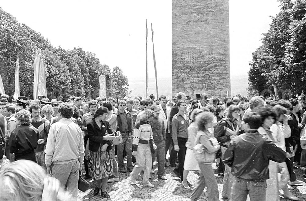 GDR picture archive: Buchenwald - Delegation participants of the event VII. Festival of Friendship of the FDJ at the national memorial site of the former KL concentration camp in Buchenwald in the state of Thuringia on the territory of the former GDR, German Democratic Republic
