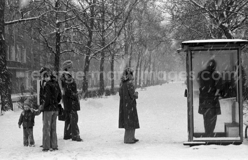 GDR image archive: Berlin - Use of a telecommunication device at a public payphone in Berlin Eastberlin on the territory of the former GDR, German Democratic Republic