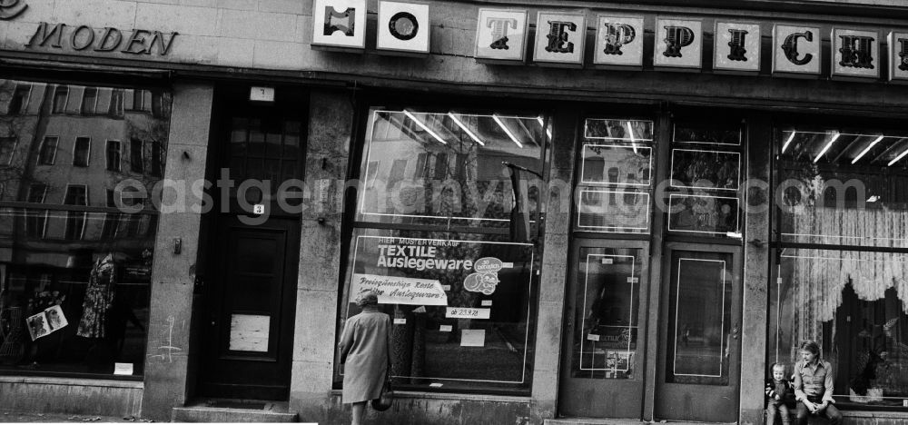 GDR image archive: Berlin - Shopwindow for Carpet and curtain in the road Schoenhauser Allee in Berlin-Pankow