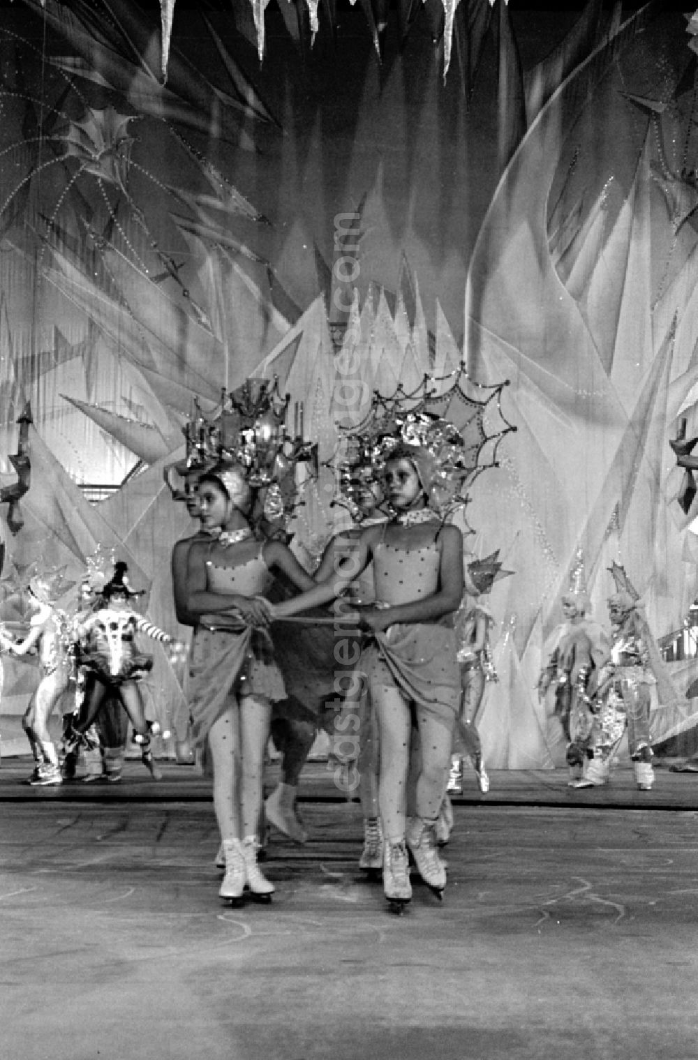 GDR image archive: Berlin - Actors and actors of a theater - scene and stage design Kinderrevue Regenbogen im Friedrichstadtpalast in the district Mitte in Berlin Eastberlin on the territory of the former GDR, German Democratic Republic