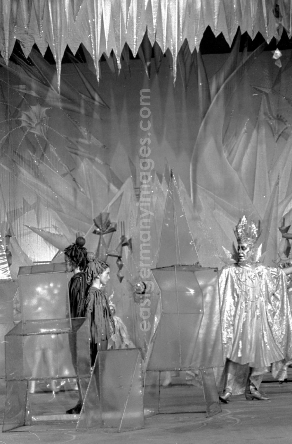 GDR picture archive: Berlin - Actors and actors of a theater - scene and stage design Kinderrevue Regenbogen im Friedrichstadtpalast in the district Mitte in Berlin Eastberlin on the territory of the former GDR, German Democratic Republic
