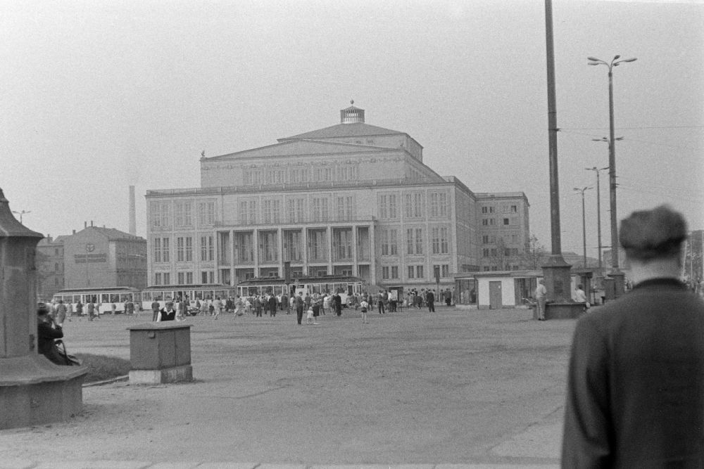 GDR photo archive: Leipzig - Building of the theater construction der Oper on place Augustusplatz in the district Mitte in Leipzig, Saxony on the territory of the former GDR, German Democratic Republic
