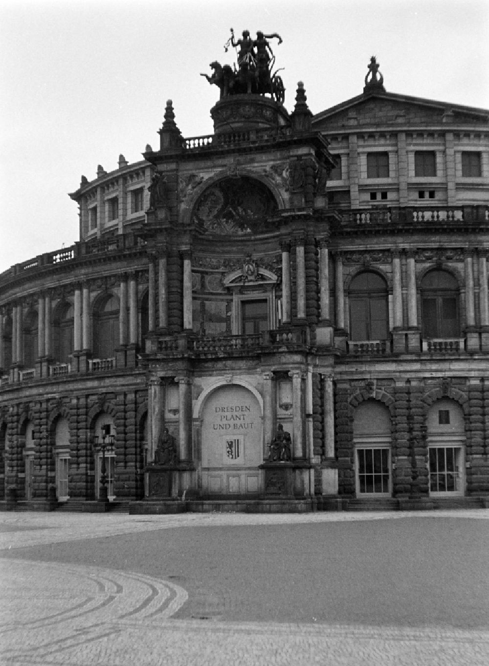 GDR photo archive: Dresden - Building of the theater construction Semperoper on place Theaterplatz in the district Altstadt in Dresden, Saxony on the territory of the former GDR, German Democratic Republic