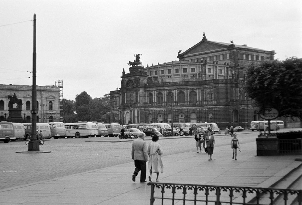 GDR picture archive: Dresden - Building of the theater construction Semperoper on place Theaterplatz in the district Altstadt in Dresden, Saxony on the territory of the former GDR, German Democratic Republic