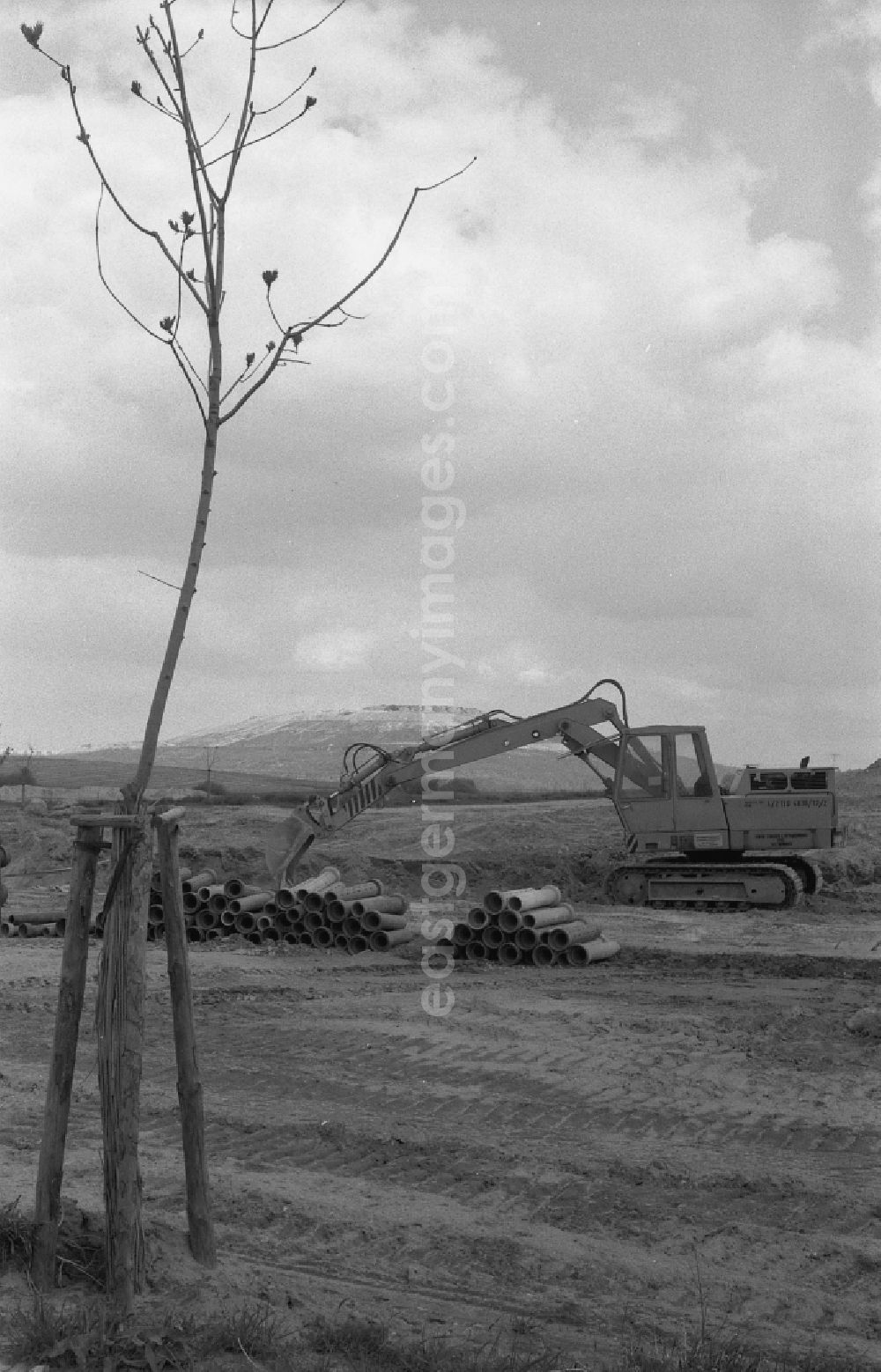 GDR image archive: Berlin - Earthworks construction site for civil engineering development on the Kienberg (formerly known as Marzahner Kippe, garbage dump or Hellersdorfer Berg) in the district of Marzahn in Berlin East Berlin on the territory of the former GDR, German Democratic Republic