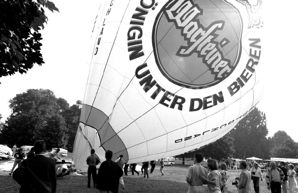 GDR picture archive: Berlin-Tiergarten - Tiergarten - Berlin Ballon am Reichtag 21.07.9