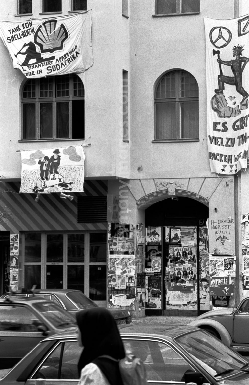 GDR image archive: Berlin-Tiergarten - Tiergarten - Berlin Beflaggtes Haus in der Potsdamer Str. 11.07.9