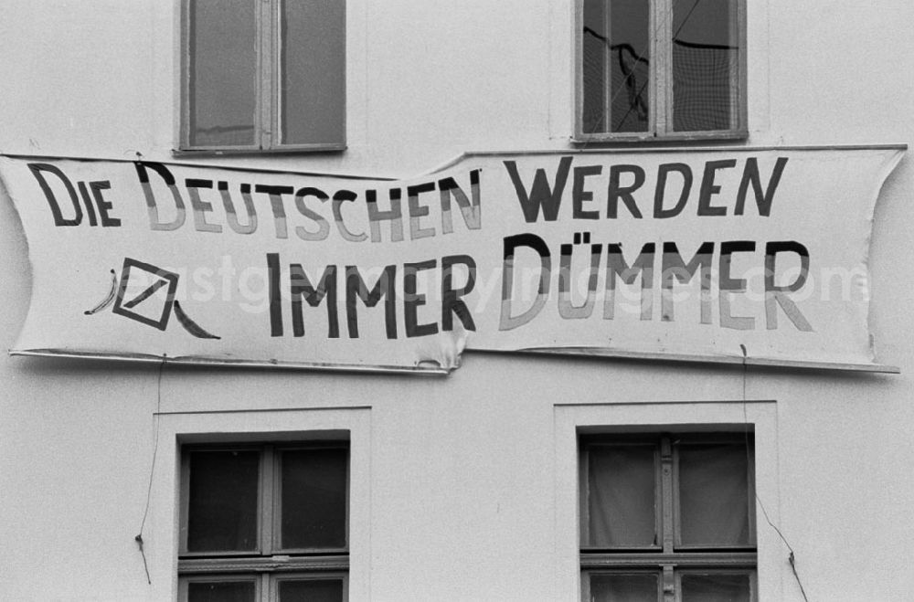 GDR photo archive: Berlin-Tiergarten - Tiergarten - Berlin Beflaggtes Haus in der Potsdamer Str. 11.07.9