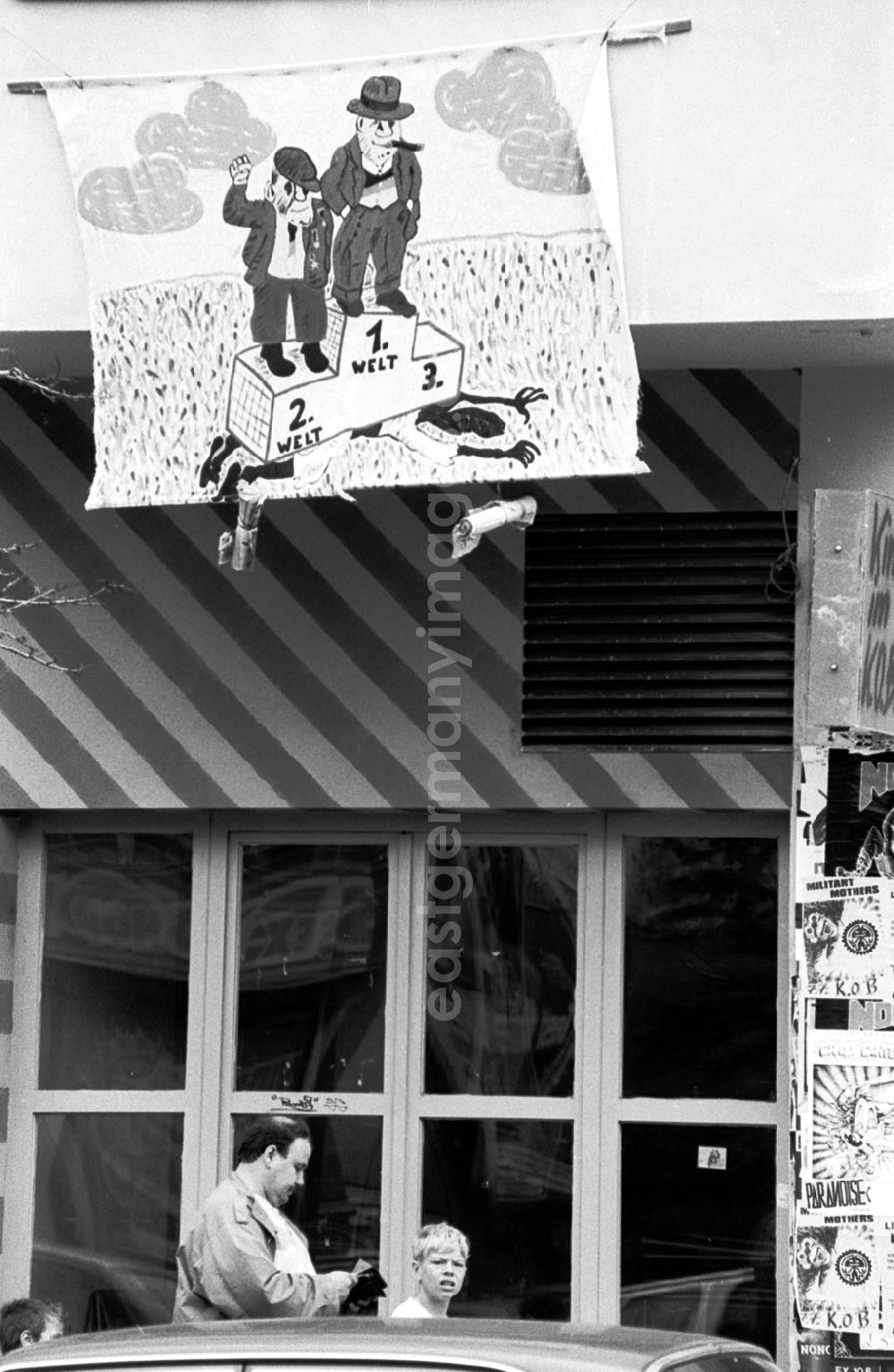 GDR picture archive: Berlin-Tiergarten - Tiergarten - Berlin Beflaggtes Haus in der Potsdamer Str. 11.07.9