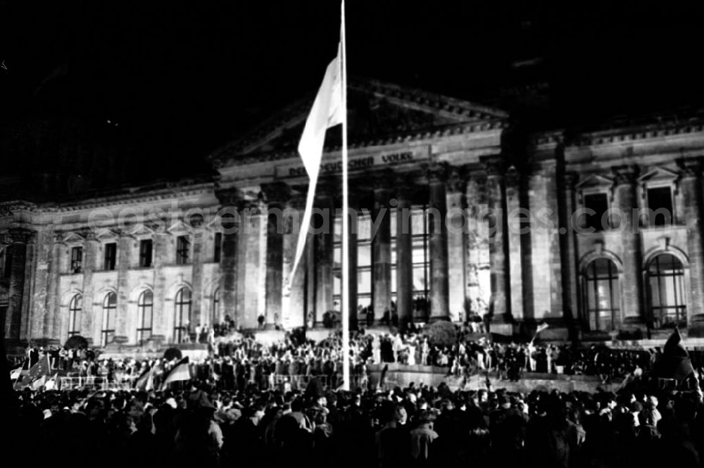 GDR photo archive: Berlin-Tiergarten - Tiergarten-Berlin Flaggenhissung vor dem Reichstag, sowie Feuerwerk 03.10.9