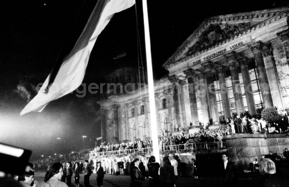 GDR picture archive: Berlin-Tiergarten - Tiergarten-Berlin Flaggenhissung vor dem Reichstag, sowie Feuerwerk 03.10.9