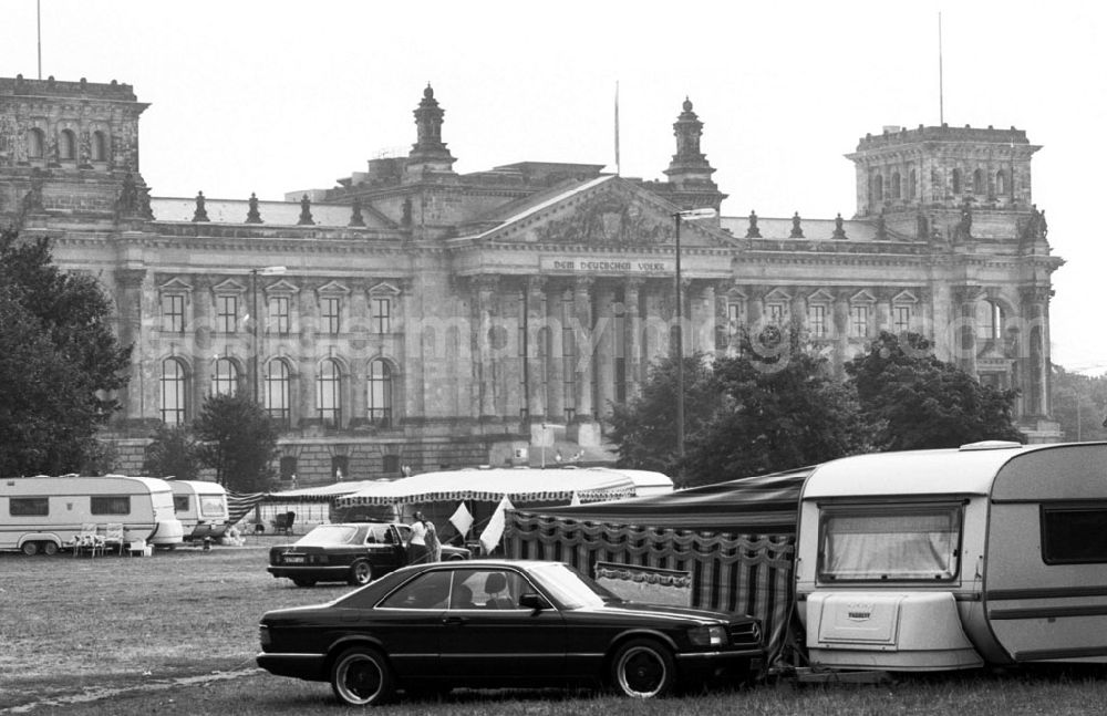 GDR image archive: Berlin-Tiergarten - Tiergarten - Berlin Roma und Sinti vor dem Reichstag 30.07.9