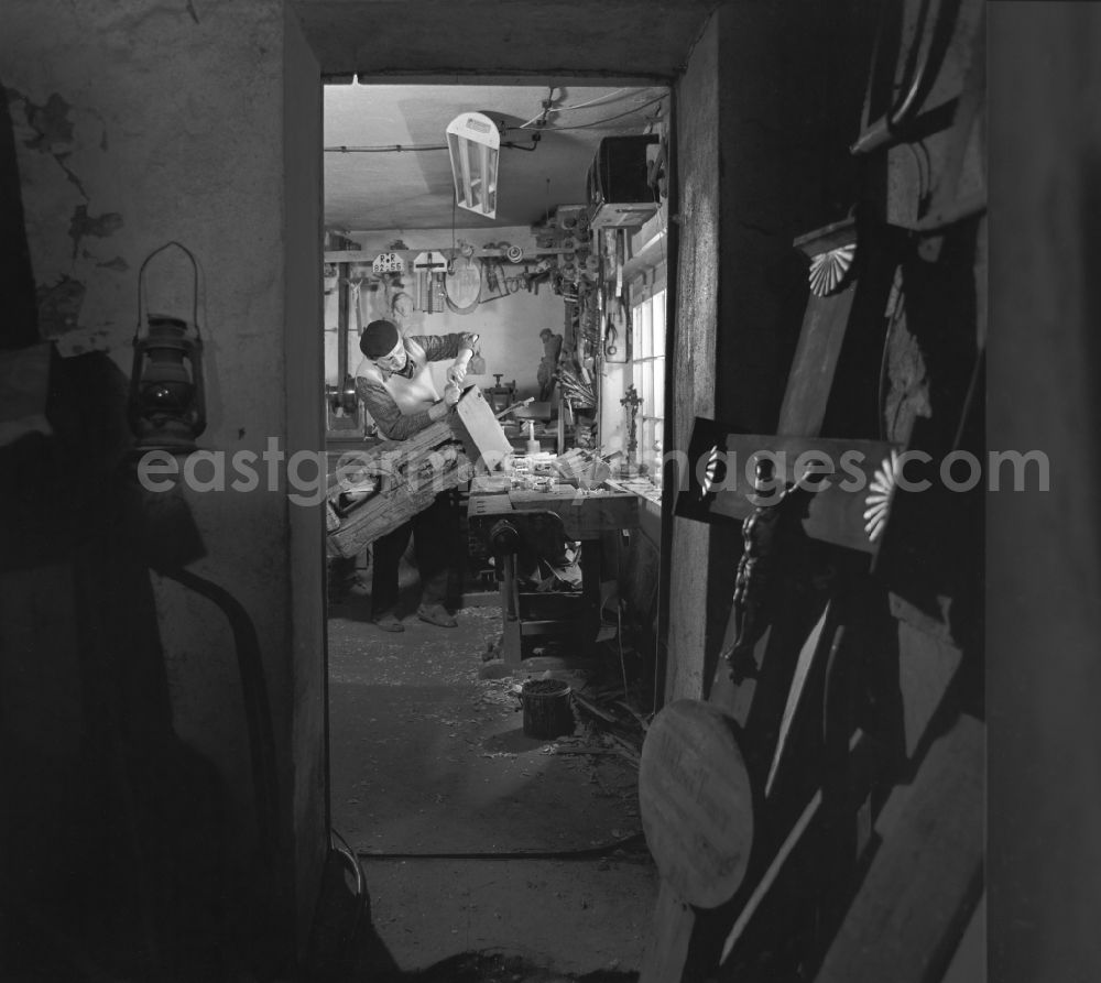 GDR image archive: Räckelwitz - Staff at a woodworking craft business Sorbian wood carver in Raeckelwitz, Saxony on the territory of the former GDR, German Democratic Republic
