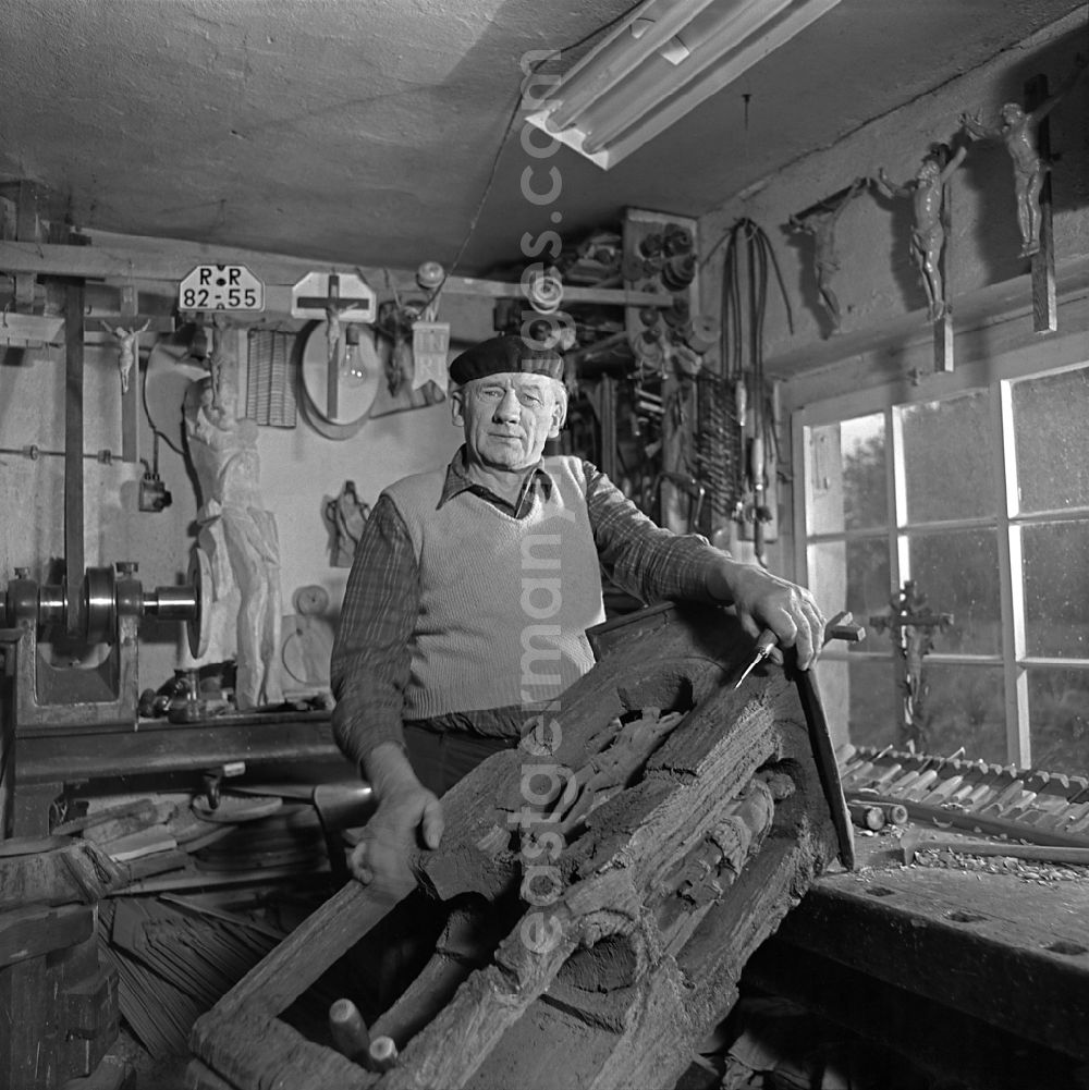 GDR photo archive: Räckelwitz - Staff at a woodworking craft business Sorbian wood carver in Raeckelwitz, Saxony on the territory of the former GDR, German Democratic Republic