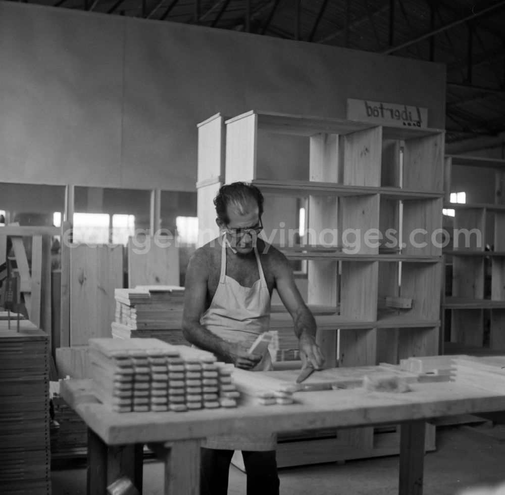 GDR image archive: Havanna - A carpenter on a construction site in the district Alamar in Havanna on Cuba