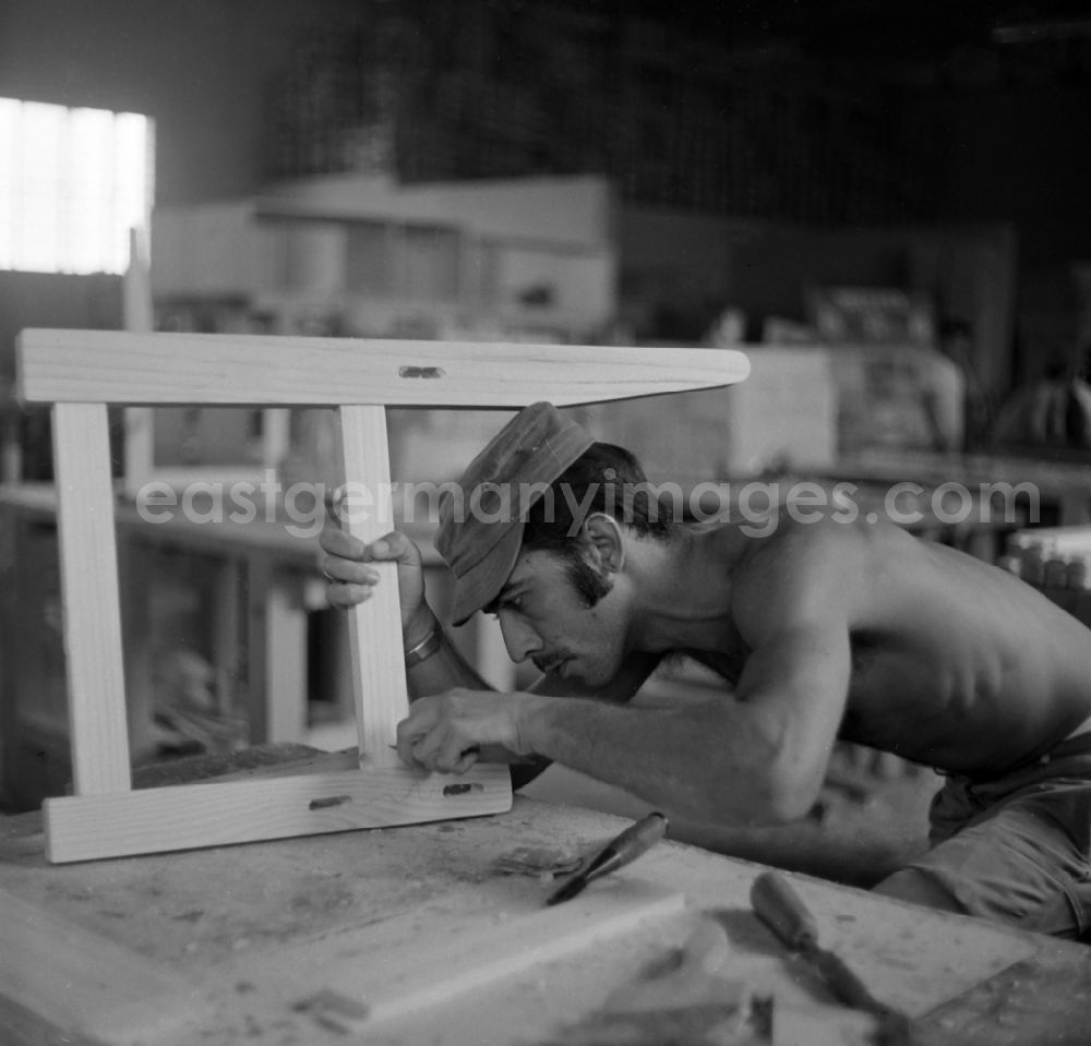 GDR photo archive: Havanna - A carpenter on a construction site in the district Alamar in Havanna on Cuba