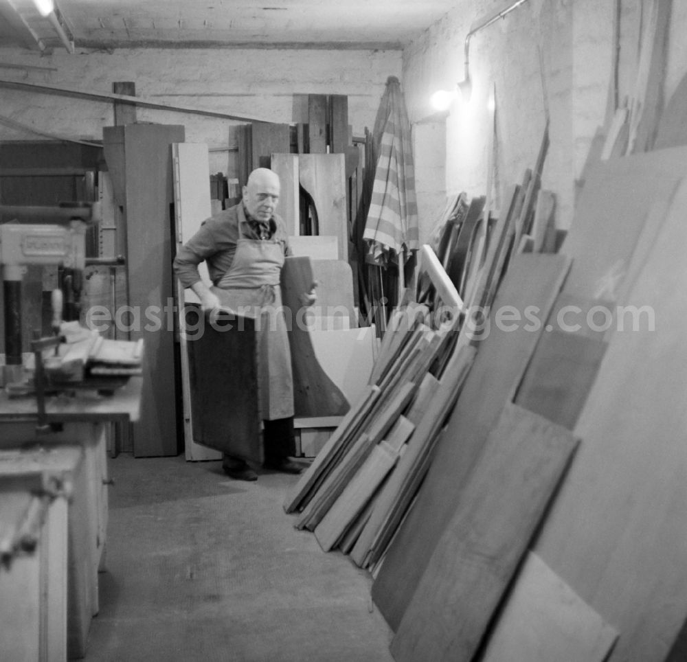 GDR image archive: Leipzig - Carpenter at work in the Andersen-Nexoe home in Leipzig in the state Saxony on the territory of the former GDR, German Democratic Republic