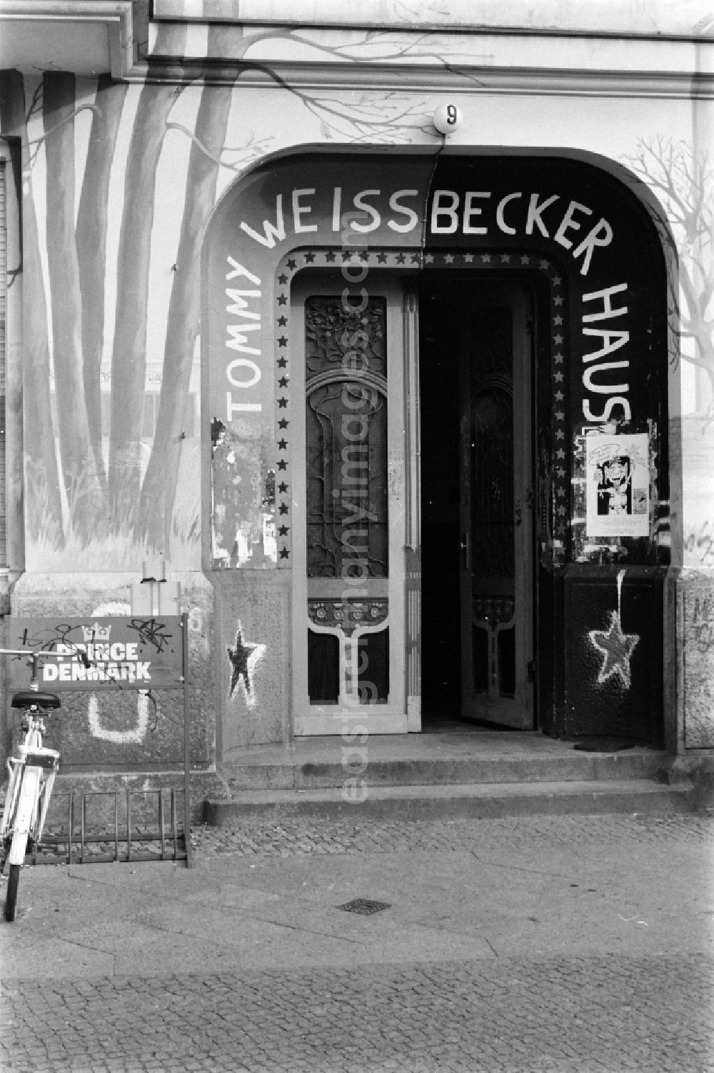 GDR photo archive: Berlin - Entrance to the Tommy Weisbecker House (TWH) with grafitti in Berlin - Kreuzberg