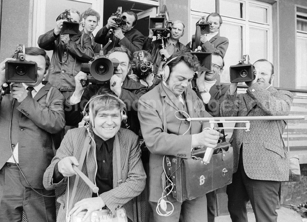 Berlin: Sound engineer, photographers and cameramen of the German television radio (DFF) in eagle court in Berlin, the former capital of the GDR, German democratic republic