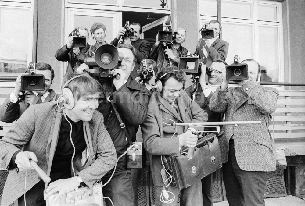 GDR image archive: Berlin - Sound engineer, photographers and cameramen of the German television radio (DFF) in eagle court in Berlin, the former capital of the GDR, German democratic republic