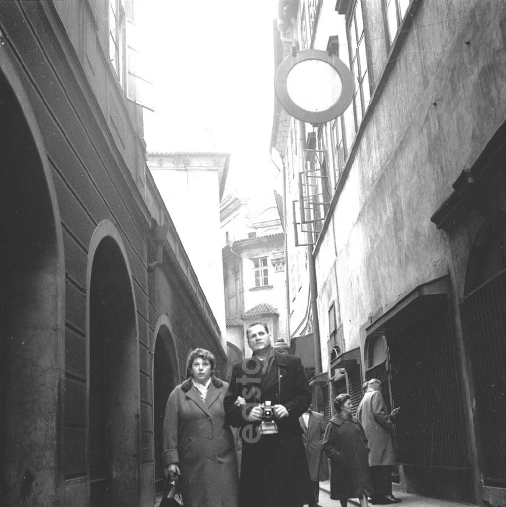 GDR photo archive: Prag - Touristen bei Stadtbesichtigung / Sightseeing in Prag (Praha), Hauptstadt der Tschechoslowakei CSSR (heute Tschechien). Touristen gehen durch Gasse.