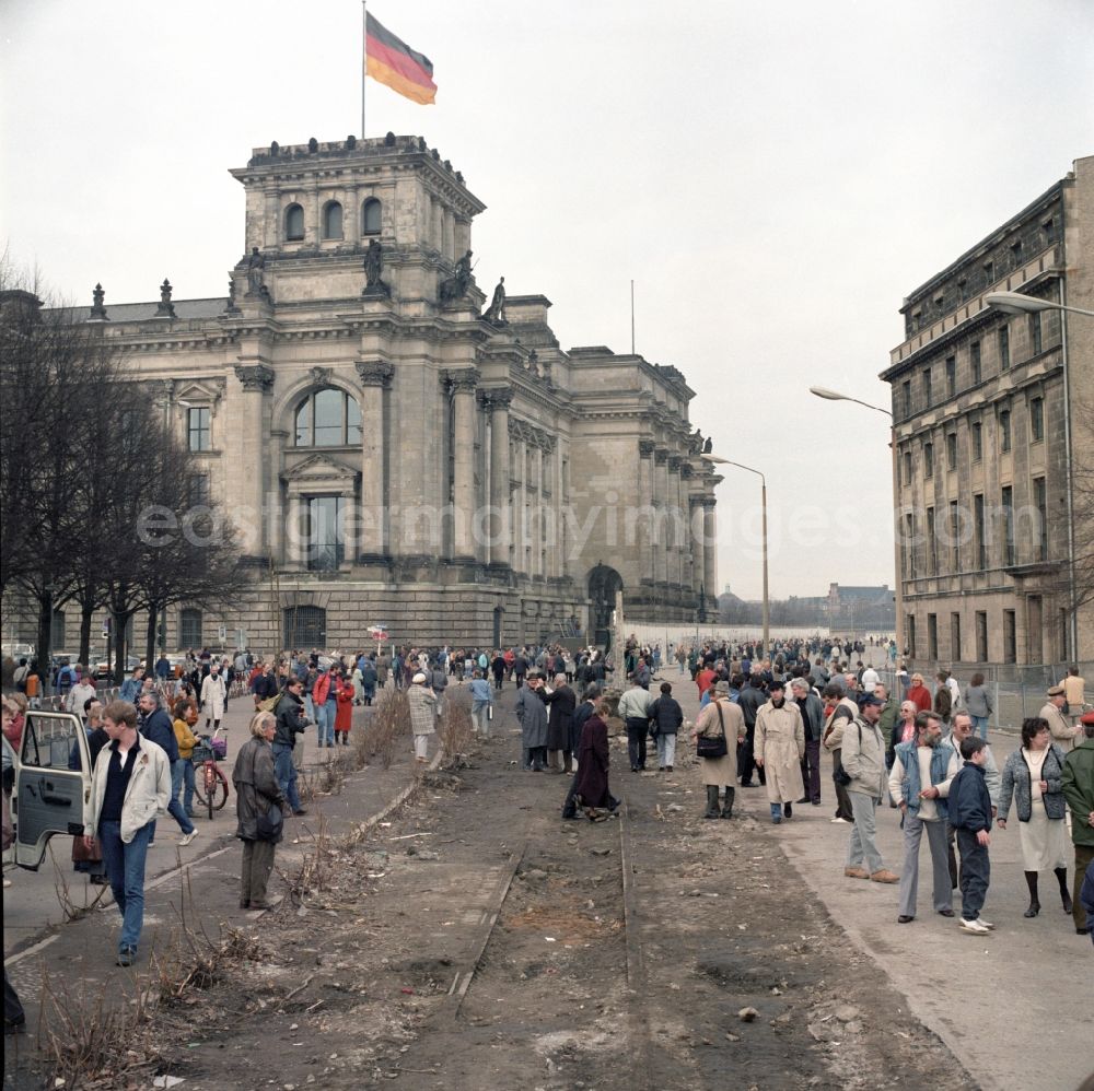 GDR picture archive: Berlin - Tourists and Berlin citizens see the demolition of the Berlin Wall at the Reichstag building in Berlin