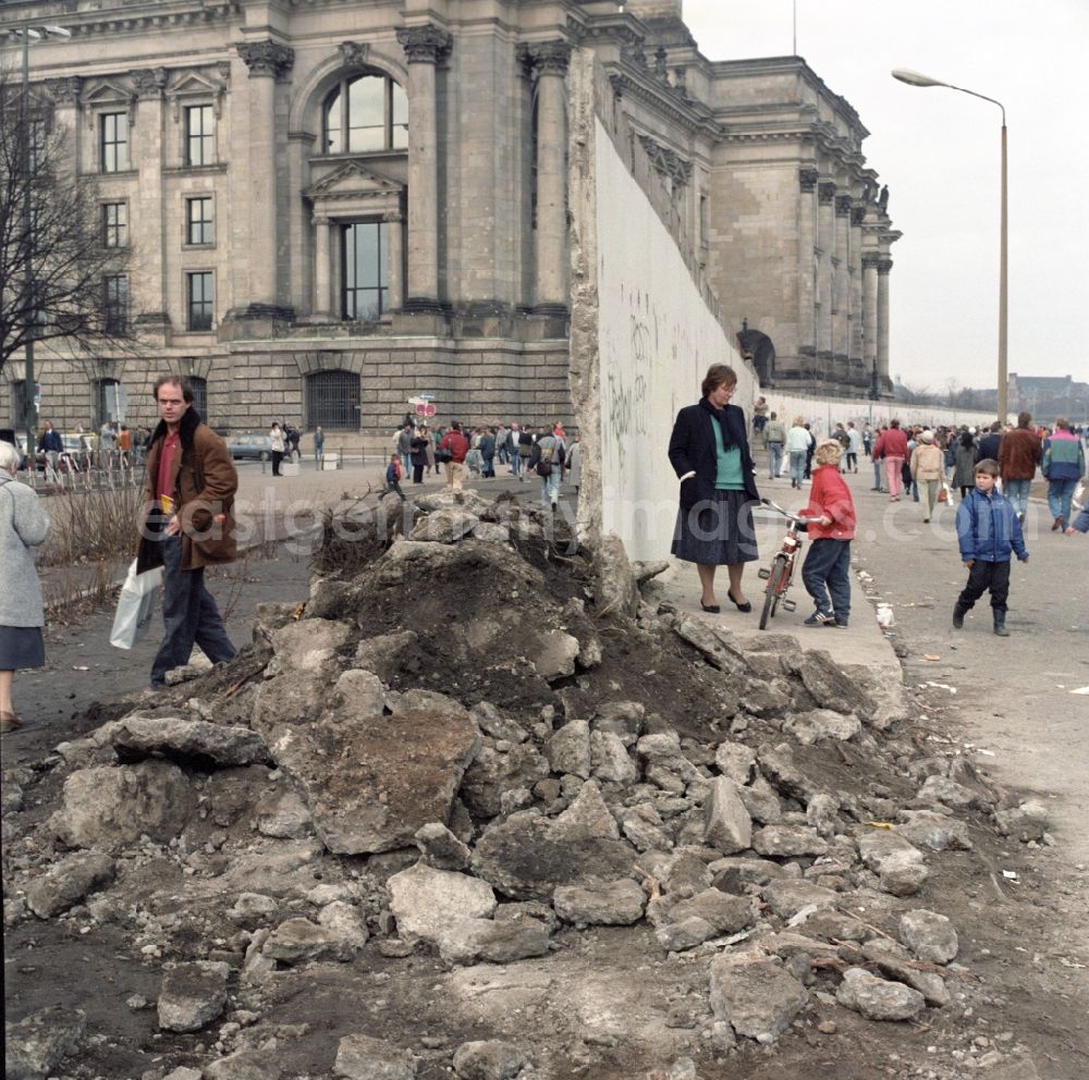 GDR image archive: Berlin - Tourists and Berlin citizens see the demolition of the Berlin Wall at the Reichstag building in Berlin