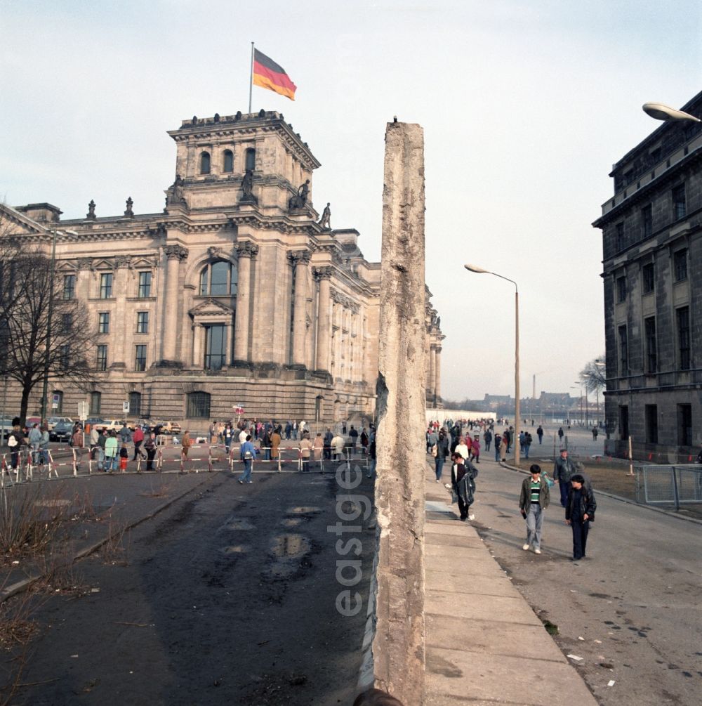 GDR photo archive: Berlin - Tourists and Berlin citizens see the demolition of the Berlin Wall at the Reichstag building in Berlin