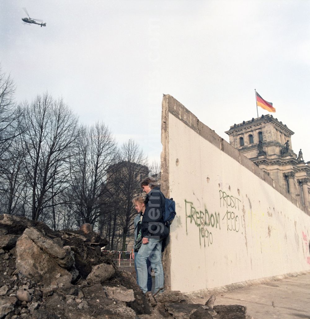 GDR picture archive: Berlin - Tourists and Berlin citizens see the demolition of the Berlin Wall at the Reichstag building in Berlin