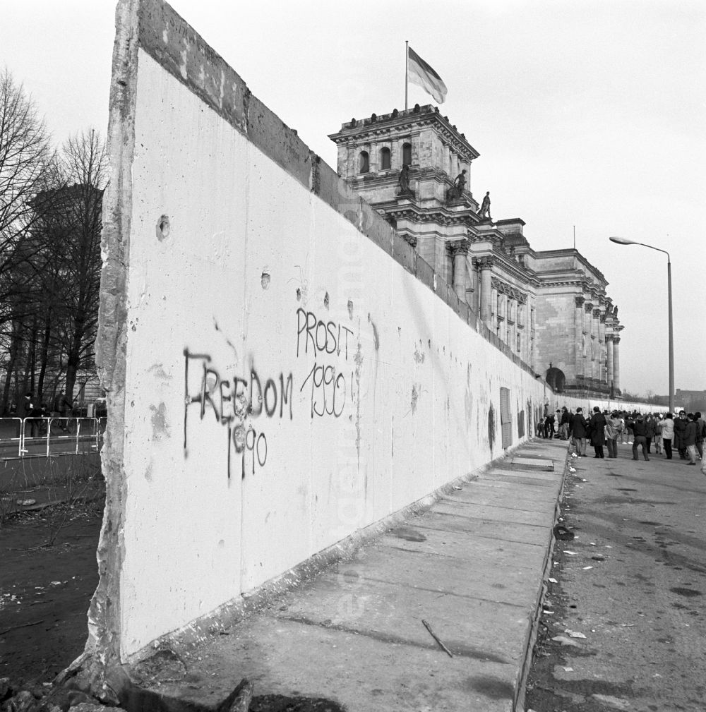 Berlin: Tourists and Berlin citizens see the demolition of the Berlin Wall at the Reichstag building in Berlin