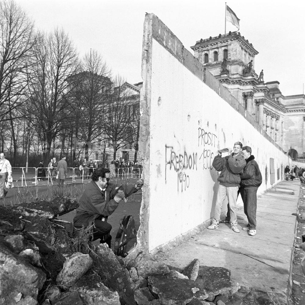GDR photo archive: Berlin - Tourists and Berlin citizens see the demolition of the Berlin Wall at the Reichstag building in Berlin