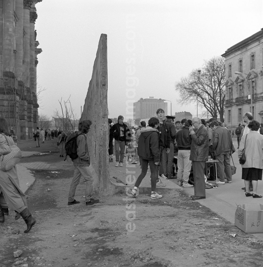 GDR picture archive: Berlin - Tourists and Berlin in the former border strip at the Reichstag in Berlin. In the background is the University Hospital Charite, Campus Mitte, to see