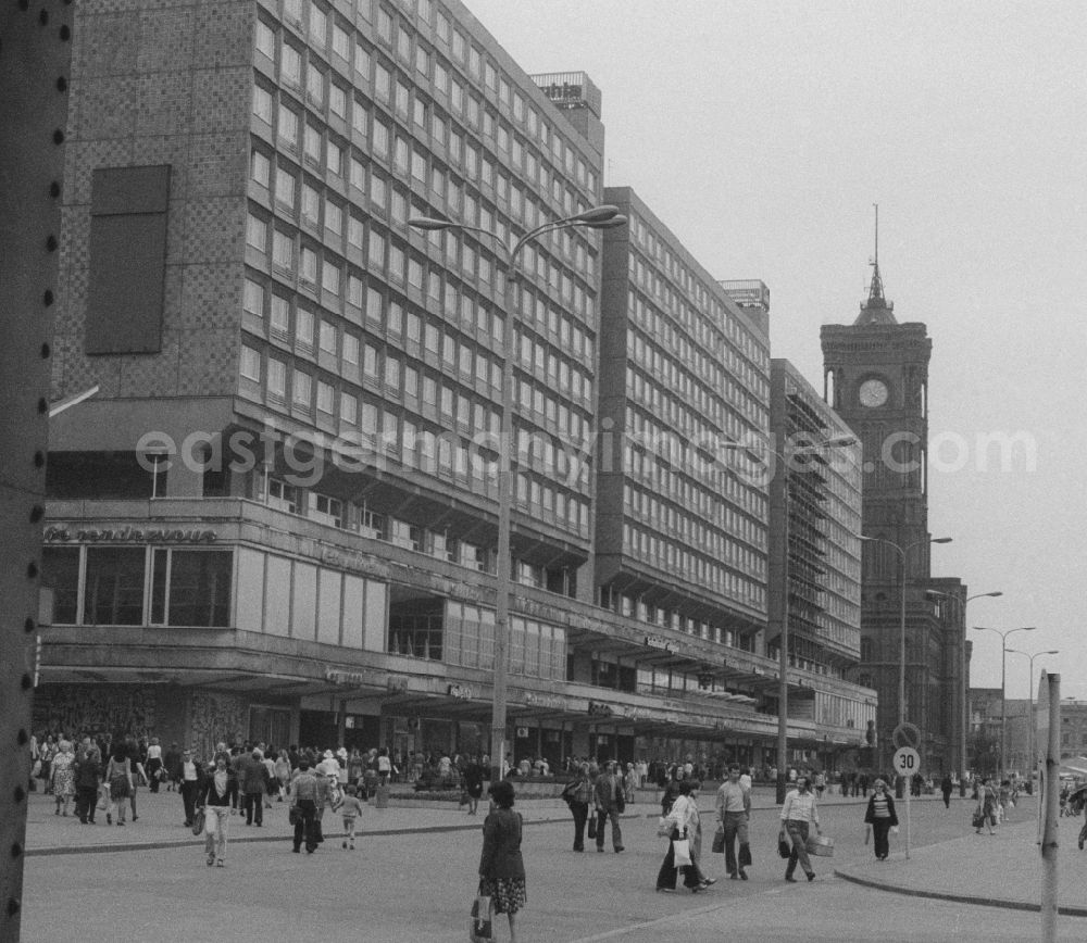 GDR image archive: Berlin - Tourists and Berlin strolling in the Rathauspassagen in Berlin, the former capital of the GDR, the German Democratic Republic. In the background stands the Red Town Hall