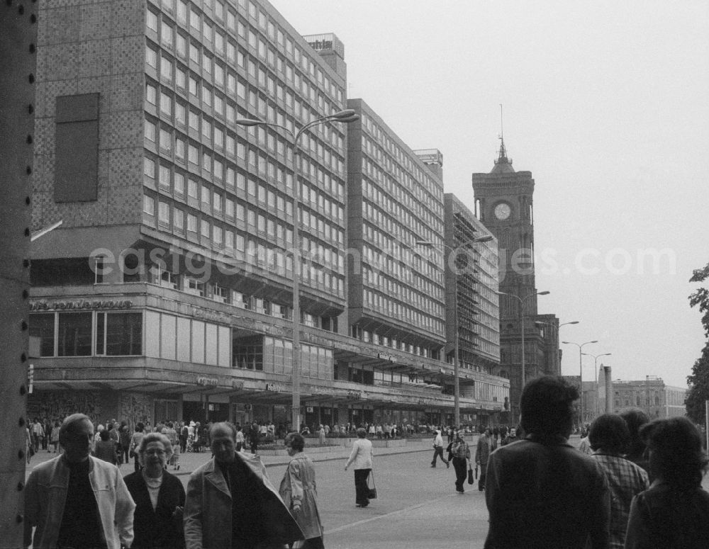 GDR photo archive: Berlin - Tourists and Berlin strolling in the Rathauspassagen in Berlin, the former capital of the GDR, the German Democratic Republic. In the background stands the Red Town Hall
