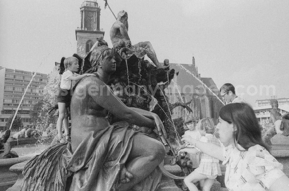 GDR picture archive: Berlin - Tourists and Berlin people at the Neptune Fountain in Berlin, the former capital of the GDR, the German Democratic Republic