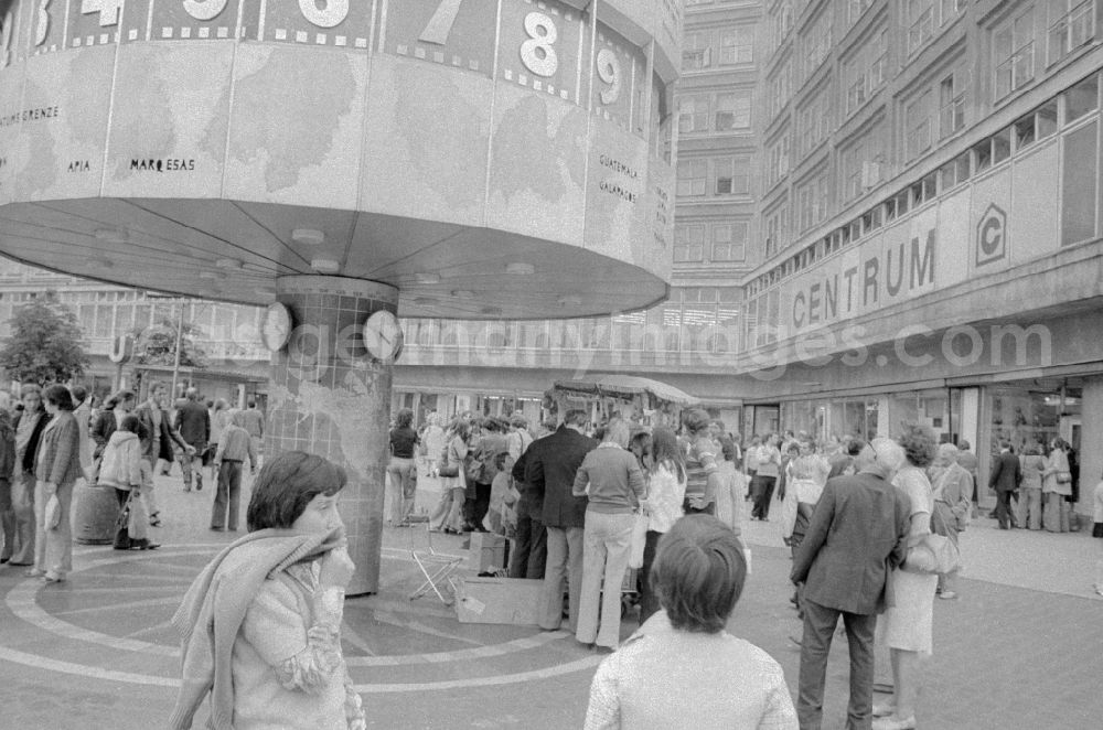 GDR image archive: Berlin - Tourists at the world clock on the Alexanderplatz in Berlin, the former capital of the GDR, the German Democratic Republic