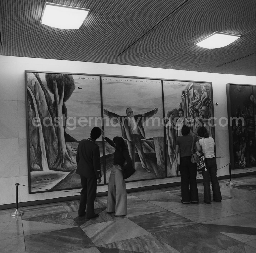 GDR picture archive: Berlin - Mitte - Visitors to the Palace of the Republic consider the 3-part painting by the artist Arno Mohr in the Palace of the Republic in Berlin - Mitte. By a figure with simple, lilting gesture and words of Brecht's education of millet appealed against the painter to the youth to change the world