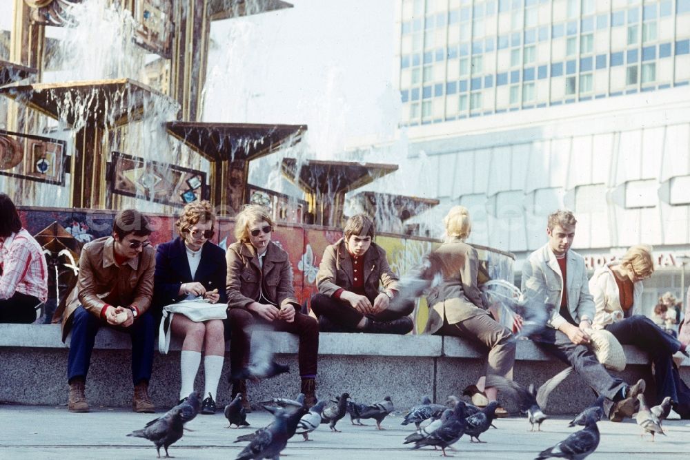 GDR image archive: Berlin - Tourists in front of the Fountain of International Friendship in Alexanderplatz in Berlin, the former capital of the GDR, German Democratic Republic. The fountain designed Walter Womacka under the redesign of Alexanderplatz