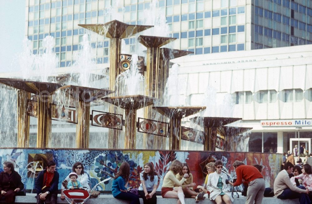 GDR picture archive: Berlin - Tourists in front of the Fountain of International Friendship in Alexanderplatz in Berlin, the former capital of the GDR, German Democratic Republic. The fountain designed Walter Womacka under the redesign of Alexanderplatz