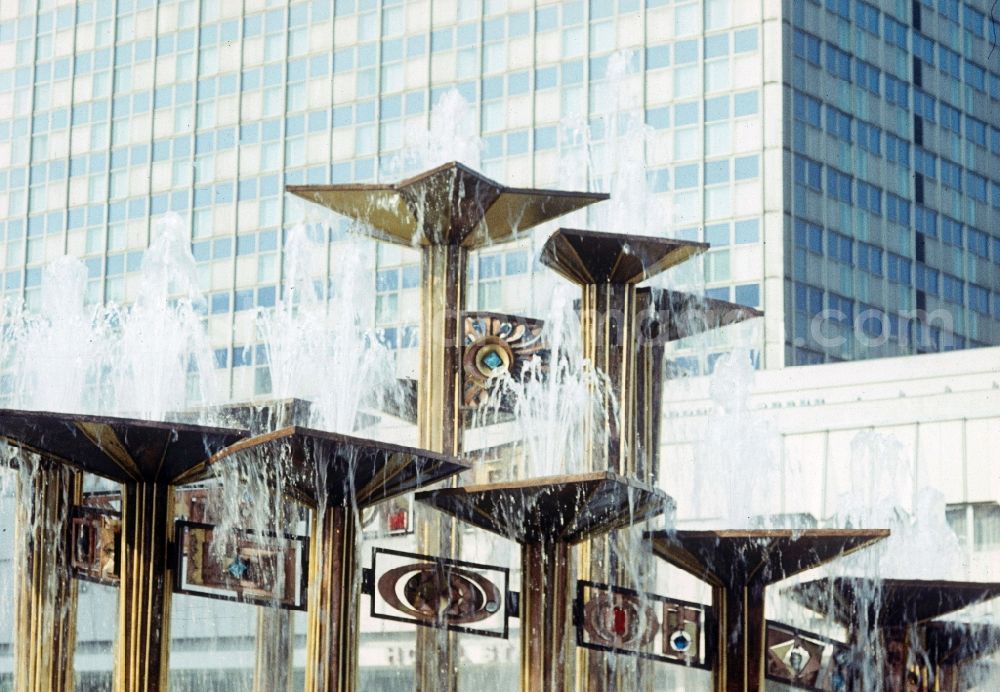 GDR photo archive: Berlin - Tourists in front of the Fountain of International Friendship in Alexanderplatz in Berlin, the former capital of the GDR, German Democratic Republic. The fountain designed Walter Womacka under the redesign of Alexanderplatz