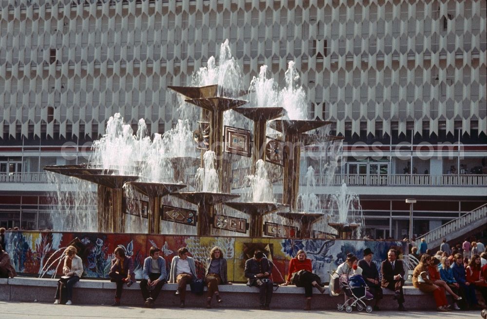 GDR picture archive: Berlin - Tourists in front of the Fountain of International Friendship in Alexanderplatz in Berlin, the former capital of the GDR, German Democratic Republic. The fountain designed Walter Womacka under the redesign of Alexanderplatz